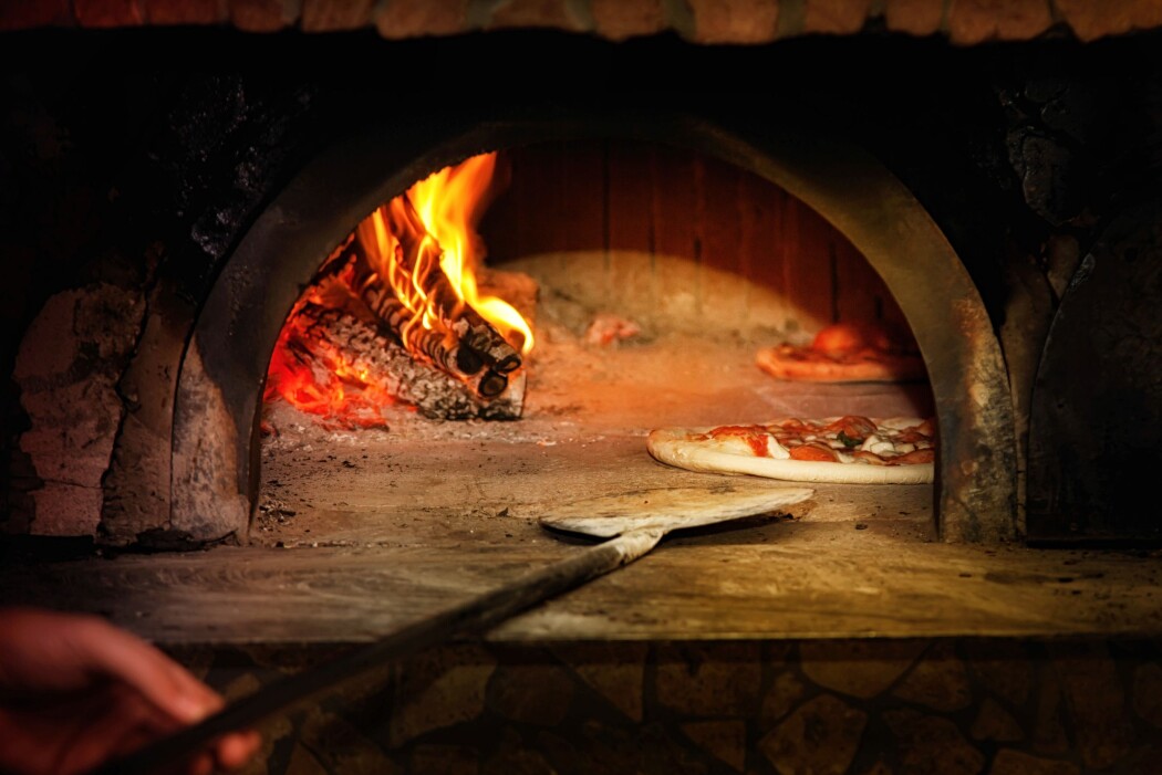 Møtet mellom pizzabunnen og steinovnen er avgjørende for et godt resultat. (Illustrasjonsfoto: Colourbox) Møtet mellom pizzabunnen og steinovnen er avgjørende for et godt resultat. (Illustrasjonsfoto: Colourbox)