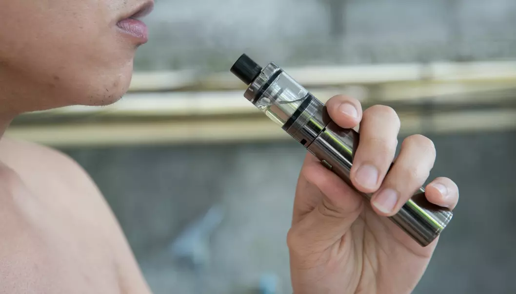 En ny studie tyder på at smaksstoffer i e-sigaretter kan være skadelig å puste inn. UiO-professor Kristian Gundersen mener metodene gjør at virkningen på mennesker ikke kan slås fast. Men studien er høyst aktuell i Norge akkurat nå. Myndighetene skal bestemme seg for om smaksstoffene i e-sigaretter skal reguleres og hvordan. (Foto: Colourbox)