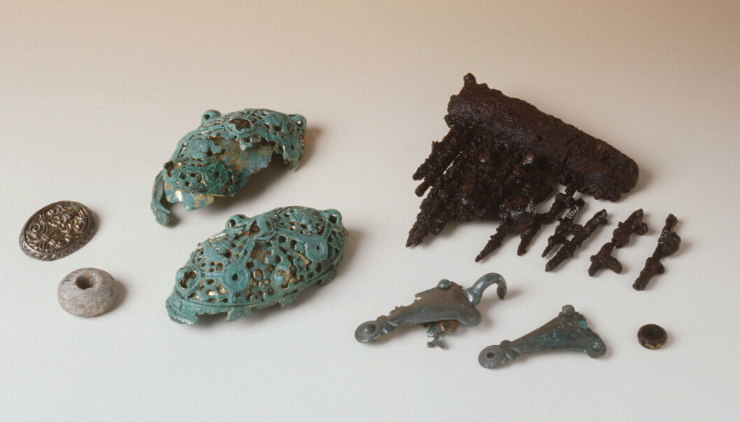 De fugleformede beslagene og de skålformete spennene til vikingkvinnen fra Litle Eige. (Foto T. Tveit, Arkeologisk museum, Universitetet i Stavanger) De fugleformede beslagene og de skålformete spennene til vikingkvinnen fra Litle Eige. (Foto T. Tveit, Arkeologisk museum, Universitetet i Stavanger)