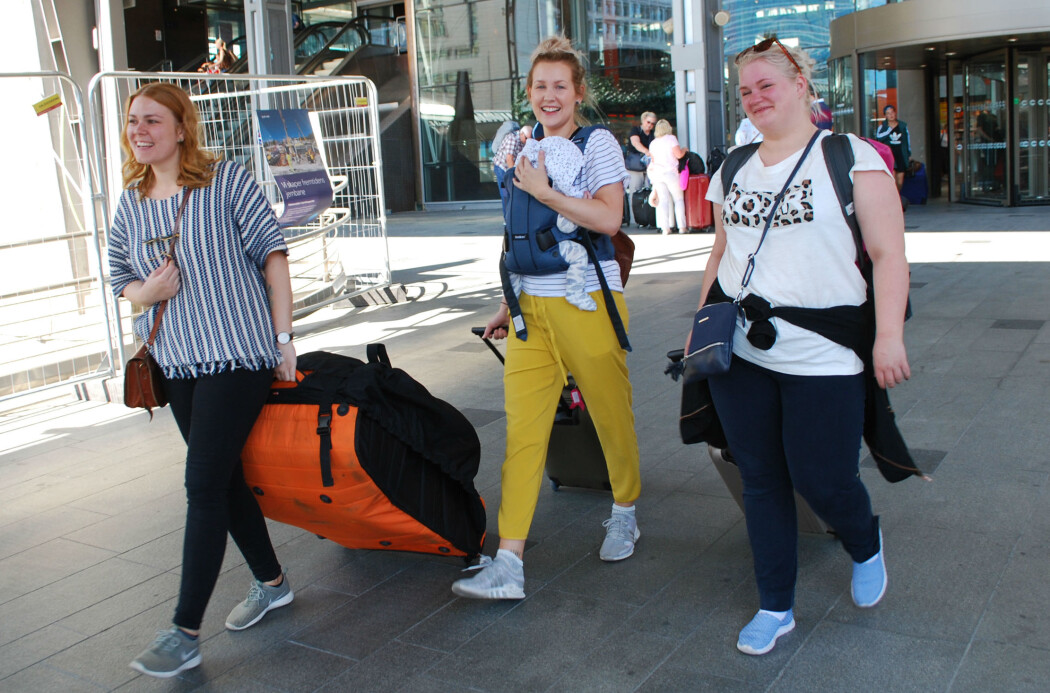Barndomsvenninnene Kamilla Foss, Iselin Evensen (med Sigve på tre måneder) og Silje Antonsen er på vei til Gardermoen for å fly hjem til Harstad. De har vært i bryllup. For dem er flyreiser helt avgjørende for å holde kontakt med familie og venner. (Foto: Marte Dæhlen, forskning.no) Barndomsvenninnene Kamilla Foss, Iselin Evensen (med Sigve på tre måneder) og Silje Antonsen er på vei til Gardermoen for å fly hjem til Harstad. De har vært i bryllup. For dem er flyreiser helt avgjørende for å holde kontakt med familie og venner. (Foto: Marte Dæhlen, forskning.no)