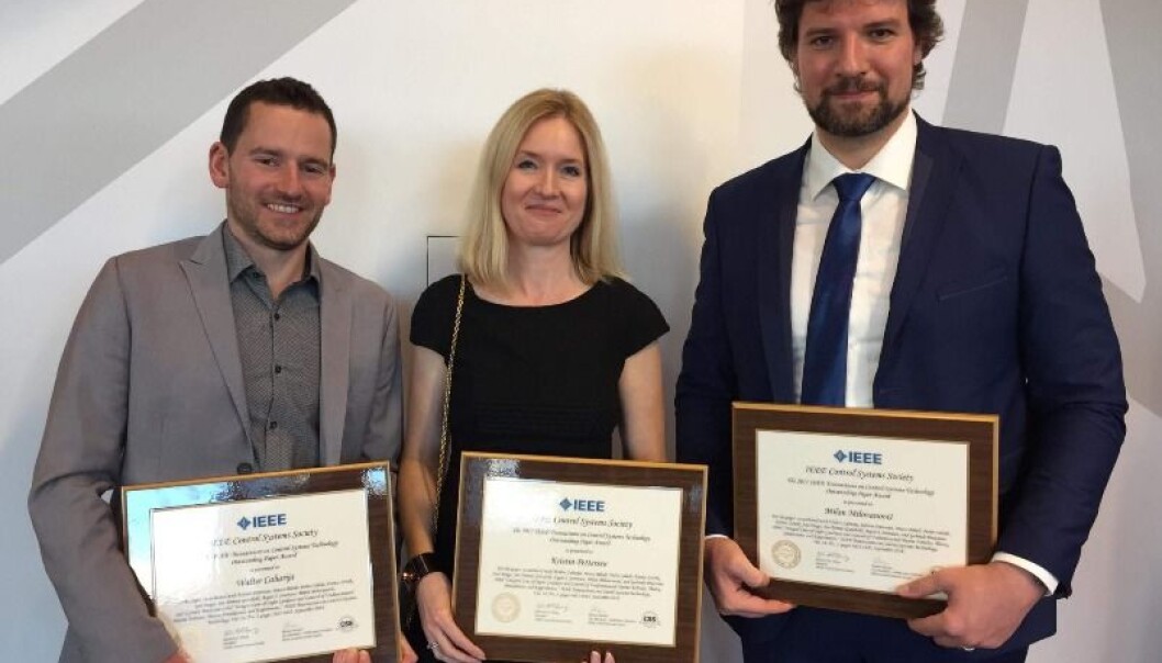 Forskerne Walter Caharija, Kristin Y. Pettersen og Milan Milovanovic fikk prisen i Melbourne, Australia under konferansen 2017 IEEE Conference on Decision and Control (CDC). (Foto: NTNU) Forskerne Walter Caharija, Kristin Y. Pettersen og Milan Milovanovic fikk prisen i Melbourne, Australia under konferansen 2017 IEEE Conference on Decision and Control (CDC). (Foto: NTNU)