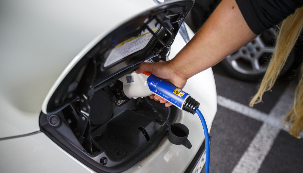 Ny batteriteknologi utviklet ved Institutt for energiteknikk kan gjøre at elbiler i framtiden vil kunne kjøre mye lenger enn i dag på hver lading. (Foto: Heiko Junge / NTB scanpix) Ny batteriteknologi utviklet ved Institutt for energiteknikk kan gjøre at elbiler i framtiden vil kunne kjøre mye lenger enn i dag på hver lading. (Foto: Heiko Junge / NTB scanpix)