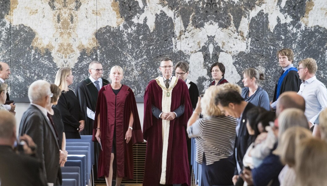 Dei siste åra har om lag halvparten av dei som teke doktorgrad vore kvinner. Her hylles nye doktorer ved doktorpromosjonen i aulaen i Universitetet i Bergen høsten 2017. (Foto: Thor Brødreskift, University of Bergen) Dei siste åra har om lag halvparten av dei som teke doktorgrad vore kvinner. Her hylles nye doktorer ved doktorpromosjonen i aulaen i Universitetet i Bergen høsten 2017. (Foto: Thor Brødreskift, University of Bergen)