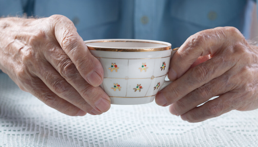 Skjelving på hendene er ofte en av de første symptomene på Parkinsons. (Foto: Shutterstock) Skjelving på hendene er ofte en av de første symptomene på Parkinsons. (Foto: Shutterstock)
