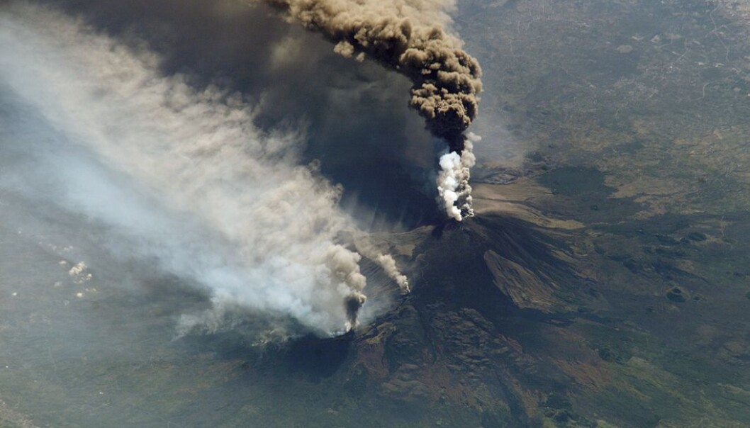 Etnas utbrudd 30. oktober 2002. Geologen Carlmelo Ferlito mener en del av gassen som Etna slipper ut under et utbrudd, stammer fra vann og ikke magma. (Foto: NASA) Etnas utbrudd 30. oktober 2002. Geologen Carlmelo Ferlito mener en del av gassen som Etna slipper ut under et utbrudd, stammer fra vann og ikke magma. (Foto: NASA)