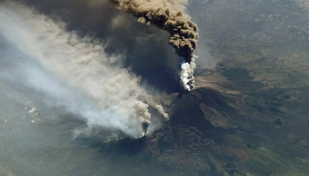 Etnas utbrudd 30. oktober 2002. Geologen Carlmelo Ferlito mener en del av gassen som Etna slipper ut under et utbrudd, stammer fra vann og ikke magma. (Foto: NASA)