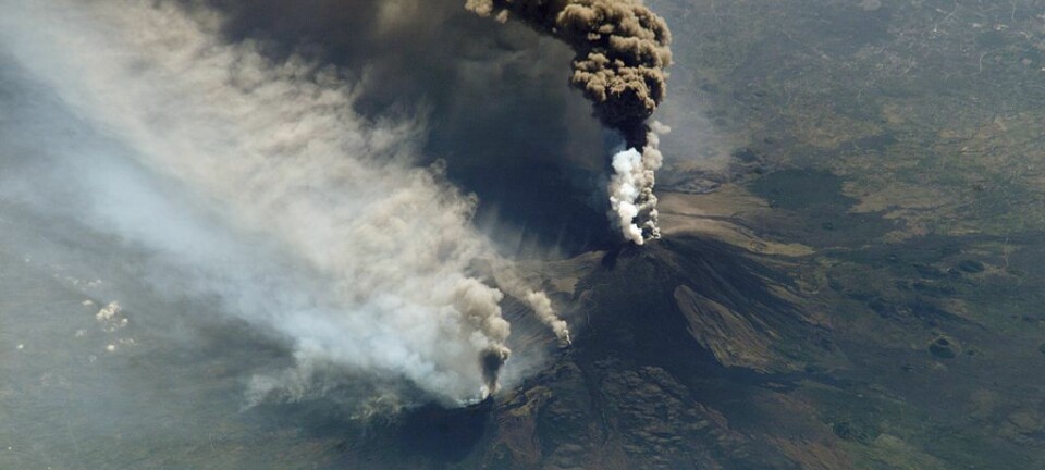Etnas utbrudd 30. oktober 2002. Geologen Carlmelo Ferlito mener en del av gassen som Etna slipper ut under et utbrudd, stammer fra vann og ikke magma. (Foto: NASA)