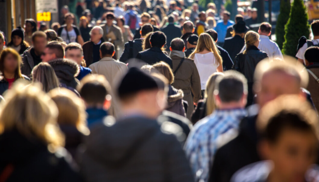 Mennesker kan samarbeide og leve med digre sosiale grupper, for eksempel i en by. (Foto: blvdone / Shutterstock / NTB scanpix) Mennesker kan samarbeide og leve med digre sosiale grupper, for eksempel i en by. (Foto: blvdone / Shutterstock / NTB scanpix)