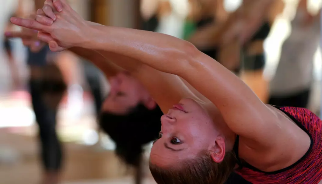 Forskere har sammenlignet en gruppe som trente vanlig yoga med andre som trente yoga i varme rom. Den siste gruppen fikk betydelig mindre kroppsfett. Ellers fant forskerne ingen indre forskjeller i helseeffekt. (Foto: Laszlo Balogh/Reuters/NTB Scanpix)