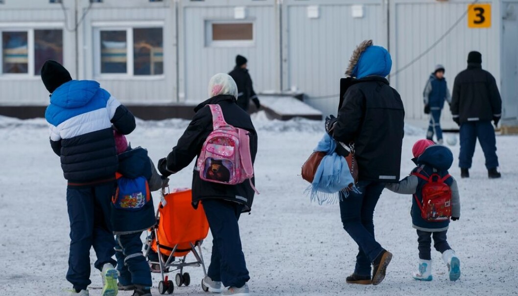 Asylsøkere i ankomstsenteret for flyktninger i Kirkenes. Mange av disse har opplevd krigshandlinger og trenger oppfølging. Forskning viser at vi i Norge ikke har gitt flyktninger den psykologiske hjelpen mange av dem trenger. (Foto: Cornelius Poppe, scanpix) Asylsøkere i ankomstsenteret for flyktninger i Kirkenes. Mange av disse har opplevd krigshandlinger og trenger oppfølging. Forskning viser at vi i Norge ikke har gitt flyktninger den psykologiske hjelpen mange av dem trenger. (Foto: Cornelius Poppe, scanpix)