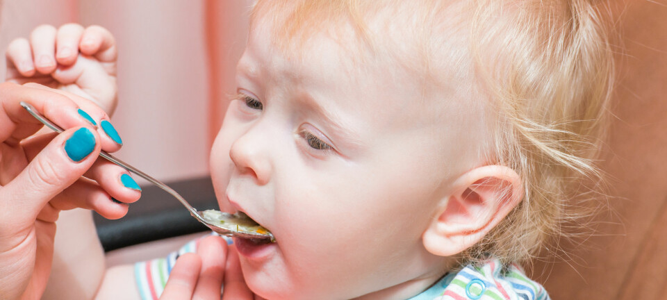 Både maten foreldrene serverer barna, og hva de voksne selv spiser, spiller inn på barnas vekt.  (Foto: Colourbox)