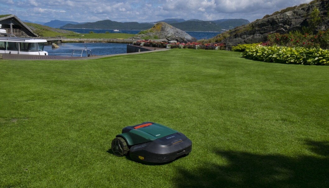 Med en robotgressklipper slipper du å klippe gresset selv, men ifølge Norsk entomologisk forening kan slike gressklippere skade det biologiske mangfoldet. (Foto: Vidar Ruud / NTB scanpix) Med en robotgressklipper slipper du å klippe gresset selv, men ifølge Norsk entomologisk forening kan slike gressklippere skade det biologiske mangfoldet. (Foto: Vidar Ruud / NTB scanpix)
