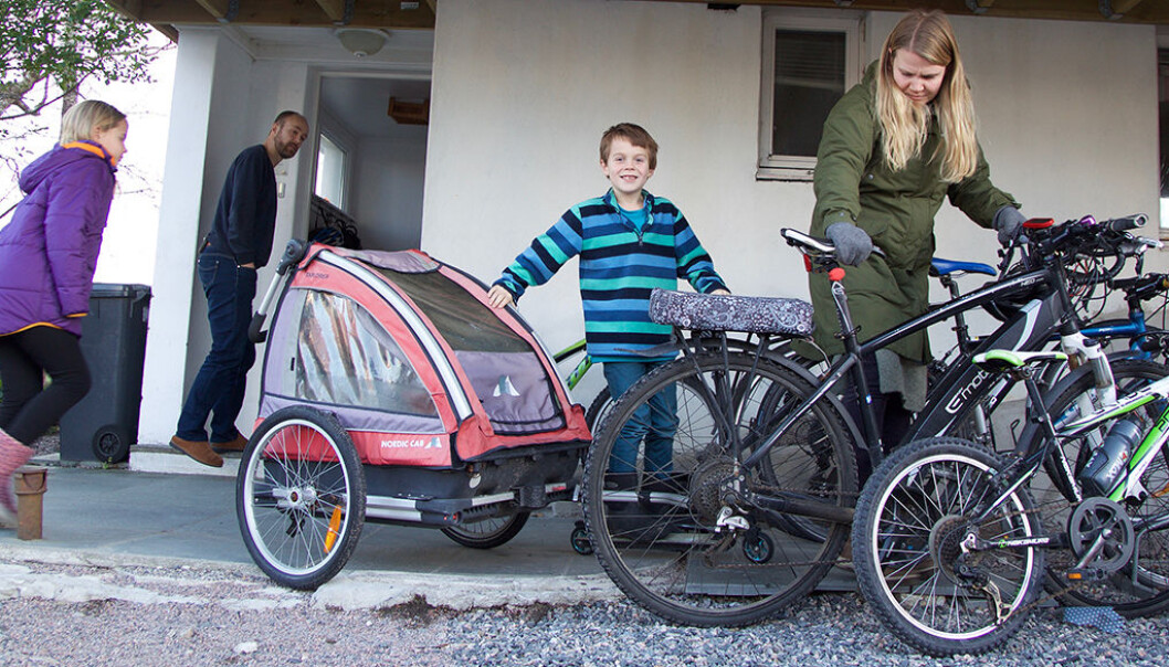 Eyvind Danielsen (41), Olea (10), Iver (7) og Kjerstin Breistein Danielsen (35) prøver å begrense forbruket sitt. De har solgt bilen, og sykler nå stort sett over alt. (Foto: Christine Gulbrandsen) Eyvind Danielsen (41), Olea (10), Iver (7) og Kjerstin Breistein Danielsen (35) prøver å begrense forbruket sitt. De har solgt bilen, og sykler nå stort sett over alt. (Foto: Christine Gulbrandsen)