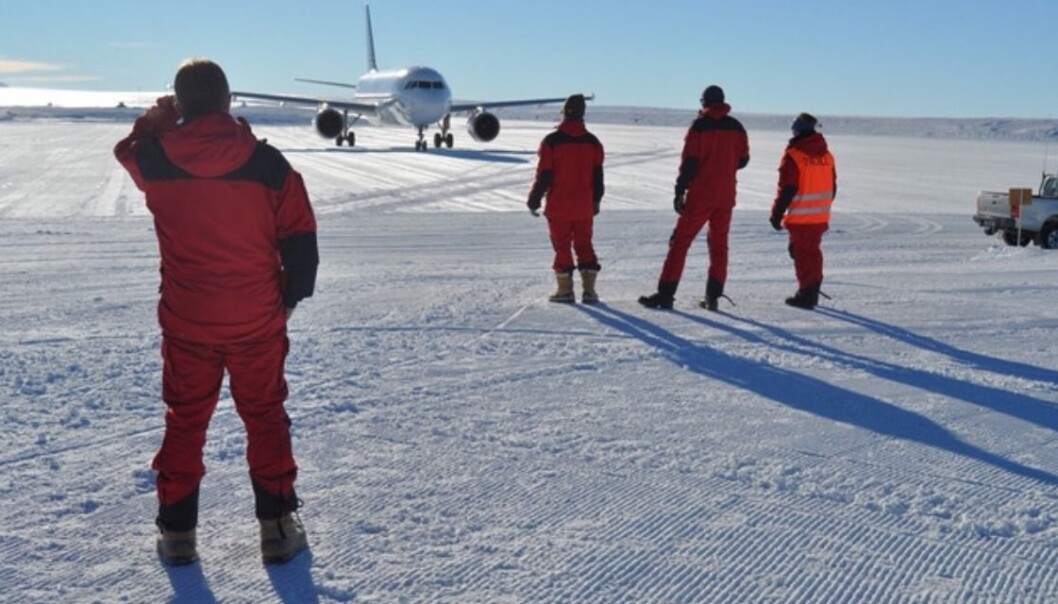 Syv kilometer fra forskningsstasjonen ligger flystripen Troll Airfield, som er i drift i Syv kilometer fra forskningsstasjonen ligger flystripen Troll Airfield, som er i drift i