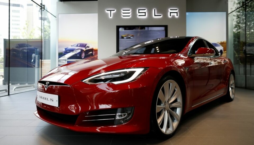 I 2017 gikk salget av Tesla opp med 143 prosent, melder Dagens Næringsliv. Dette er godt nytt for miljøet, men ikke for andre trafikanter. Elbilene er i gjennomsnitt 10–25 prosent tyngre enn bensin og dieselbiler i samme kategori. De gir altså bedre beskyttelse for de som sitter i bilen, men utgjør en større risiko for dem de møter i kollisjoner. – Hvis biler bare blir tyngre og tyngre, blir de stadig farligere, sier trafikkforsker.  (Foto: Kim Jong-ji, Reuters, NTB scanpix)