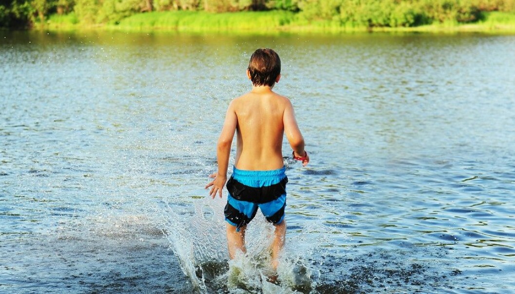 Svømming er en ferdighet som skal gjøre oss trygge utendørs. Da må vi øve i reelle omgivelser. (Foto: Colourbox)