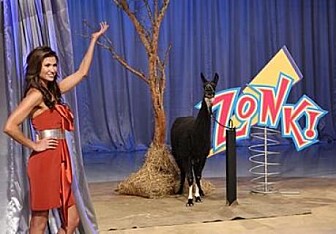 Programverten Alison Fiori med en av tullepremiene i <i>Let's Make a Deal</i>: En lama. (Foto: Wikipedia Commons) Programverten Alison Fiori med en av tullepremiene i <i>Let's Make a Deal</i>: En lama. (Foto: Wikipedia Commons)