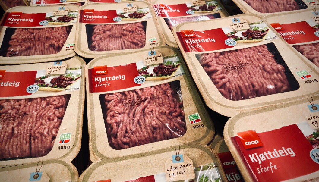Mange norske melkekuer blir til kjøttdeig og ender sin dager som billig hverdagsmat. Her får du tre pakker – til sammen 1,2 kilo – til 79 kroner hos Coop. En enkel løsning om du vil lage en rask hverdagsmiddag. Men samtidig et større bidrag til global oppvarming enn mye annen mat. (Foto: Bård Amundsen) Mange norske melkekuer blir til kjøttdeig og ender sin dager som billig hverdagsmat. Her får du tre pakker – til sammen 1,2 kilo – til 79 kroner hos Coop. En enkel løsning om du vil lage en rask hverdagsmiddag. Men samtidig et større bidrag til global oppvarming enn mye annen mat. (Foto: Bård Amundsen)