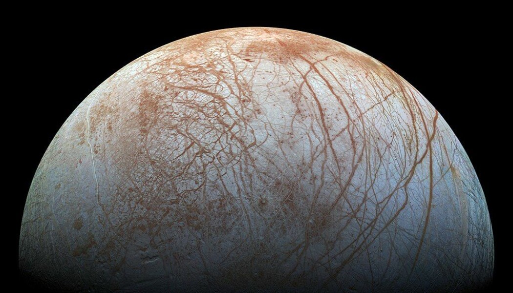 Ismånen Europa. De røde linjene kan være et resultat av at isen beveger på seg, omtrent som de tektoniske platene på jorden. (Bilde: NASA/JPL) Ismånen Europa. De røde linjene kan være et resultat av at isen beveger på seg, omtrent som de tektoniske platene på jorden. (Bilde: NASA/JPL)