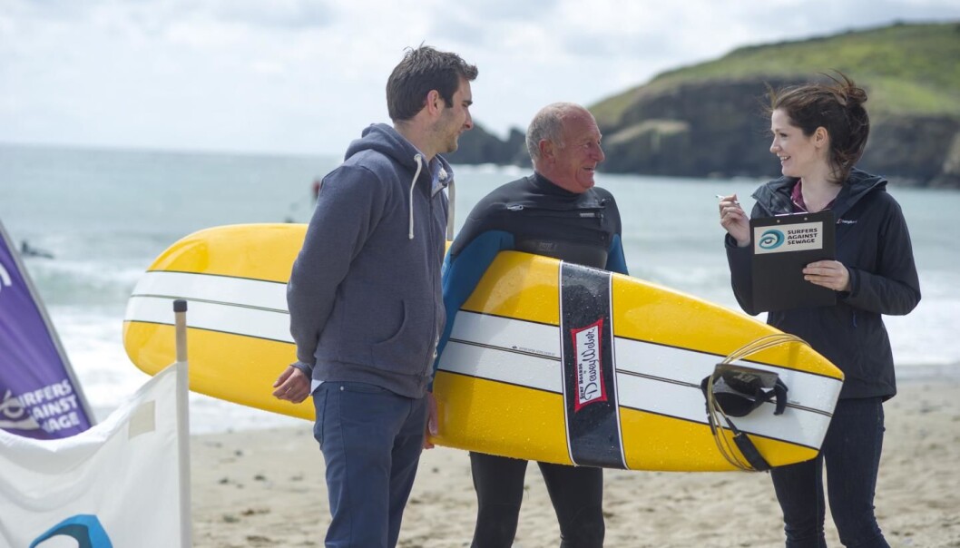 Dr. Anne Leonard ved Universitetet i Exeter intervjuer surfere ved stranden i Cornwall, Storbritannia. Hun fant tre ganger mer E.coli-bakterier hos iherdige surfere som hos vanlige svømmere. (Foto: Universitetet i Exeter) Dr. Anne Leonard ved Universitetet i Exeter intervjuer surfere ved stranden i Cornwall, Storbritannia. Hun fant tre ganger mer E.coli-bakterier hos iherdige surfere som hos vanlige svømmere. (Foto: Universitetet i Exeter)