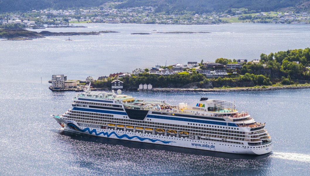 AIDAsol fra AIDA Cruises, her på vei ut fra Ålesund, er et av mange internasjonale cruiseskip som beveger seg i norske farvann. (Foto: Halvard Alvik, NTB scanpix)