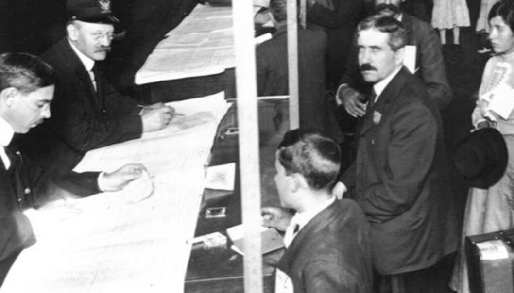 Jo mer ikke-engelsk navn immigrantene hadde, desto større var sjansen for at de byttet navn. Disse immigrantene har passert helsetesten på Ellis Island i New York. (Foto: US National Park Service) Jo mer ikke-engelsk navn immigrantene hadde, desto større var sjansen for at de byttet navn. Disse immigrantene har passert helsetesten på Ellis Island i New York. (Foto: US National Park Service)