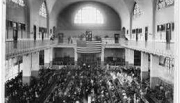 Flere enn 12 millioner immigranter kom til kontrollen på Ellis Island i årene 1892 til 1954. Her den store hallen der de ble kontrollert. (Foto: US National Park Service) Flere enn 12 millioner immigranter kom til kontrollen på Ellis Island i årene 1892 til 1954. Her den store hallen der de ble kontrollert. (Foto: US National Park Service)
