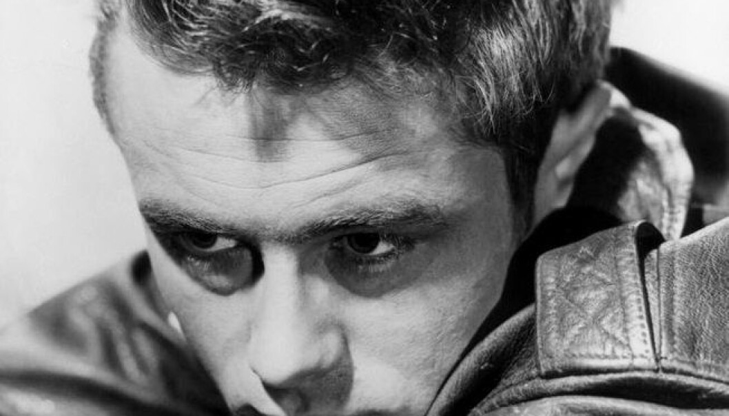 James Dean sprenger de fleste kulhetsskalaene og mang en tenåringsgutt begynte å gre seg, kle seg og røyke som han på femtitallet. (Foto: Dr. Macro, Wikimedia Commons) James Dean sprenger de fleste kulhetsskalaene og mang en tenåringsgutt begynte å gre seg, kle seg og røyke som han på femtitallet. (Foto: Dr. Macro, Wikimedia Commons)