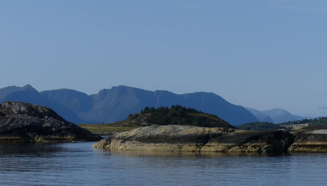 Det er blant Møre-kystens fjell de ørsmå diamanter er funnet i Norge – en gang dannet i dypet av fjellkjedens røtter. (Foto Ane K. Engvik) Det er blant Møre-kystens fjell de ørsmå diamanter er funnet i Norge – en gang dannet i dypet av fjellkjedens røtter. (Foto Ane K. Engvik)