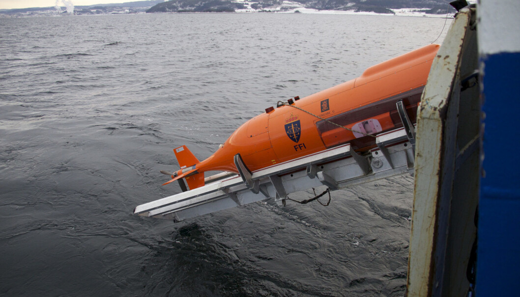 Undervannsroboten HuginHUS AUV på vei ned i dypet. (Foto: Geir Johnsen) Undervannsroboten HuginHUS AUV på vei ned i dypet. (Foto: Geir Johnsen)