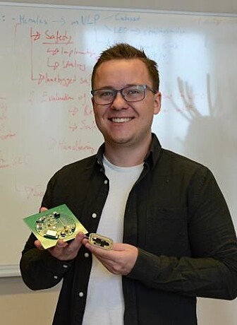 Ole Martin Vister med elektronikk til rakettdøtre. (Foto: Hilde Lynnebakken) Ole Martin Vister med elektronikk til rakettdøtre. (Foto: Hilde Lynnebakken)