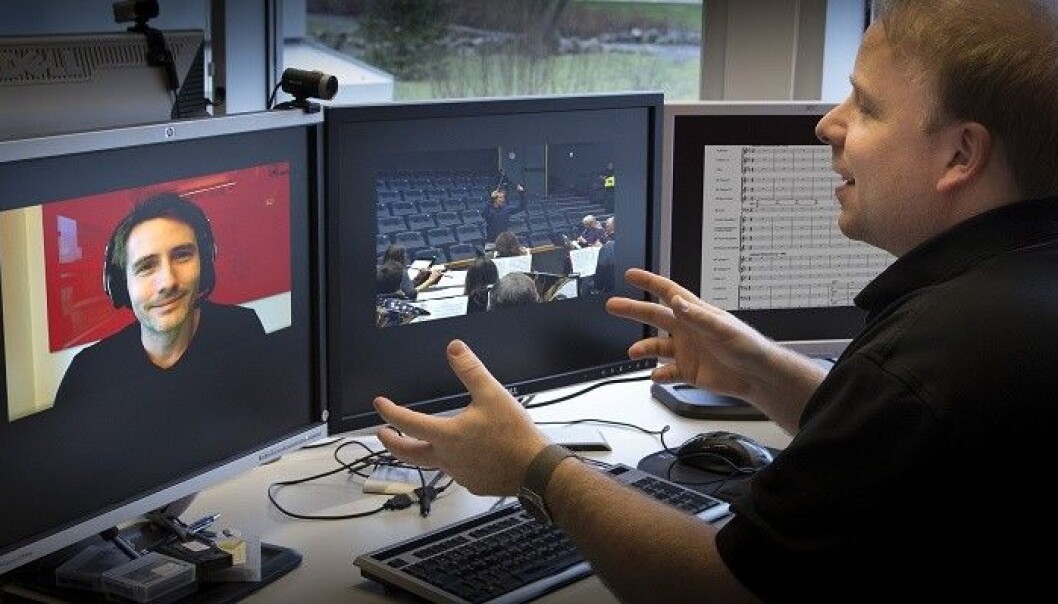 Fakultet for utøvende kunstfag ved Universitetet i Stavanger får over fire millioner kroner i EU-midler til å utvikle digitale læringsressurser og nettbaserte dirigentstudier. Her underviser Morten Wensberg underviser student over nett. (Foto: Universitetet i Stavanger) Fakultet for utøvende kunstfag ved Universitetet i Stavanger får over fire millioner kroner i EU-midler til å utvikle digitale læringsressurser og nettbaserte dirigentstudier. Her underviser Morten Wensberg underviser student over nett. (Foto: Universitetet i Stavanger)