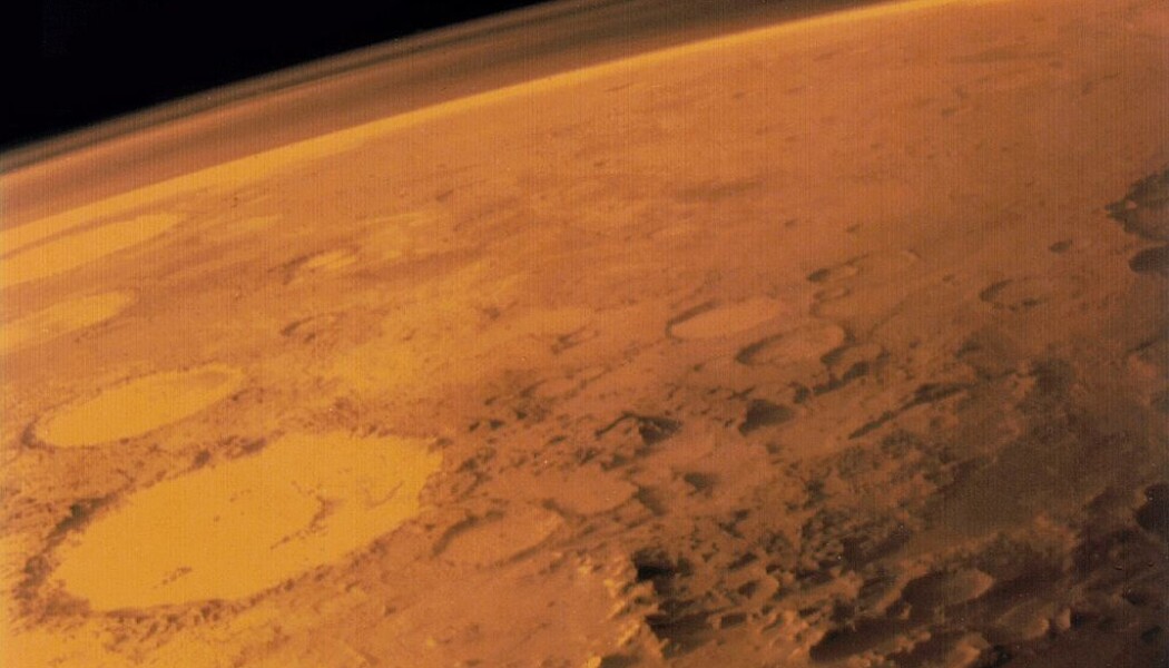 Overflaten på Mars. En lite, tynt lag med atmosfære kan såvidt skimtes. (Bilde: NASA) Overflaten på Mars. En lite, tynt lag med atmosfære kan såvidt skimtes. (Bilde: NASA)