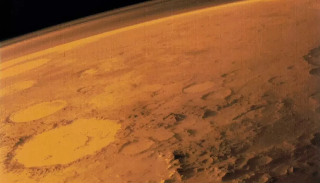 Overflaten på Mars. En lite, tynt lag med atmosfære kan såvidt skimtes. (Bilde: NASA)