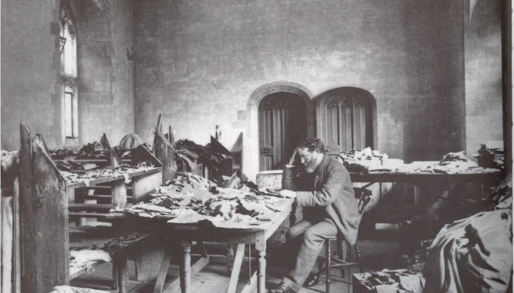 For vel hundre år siden ble verdens største samling av manuskripter funnet i en gammel synagoge i Kairo. Solomon Schechter studerer manuskriptene i biblioteket på universitetet i Cambridge, hvor de fleste originalene befinner seg også i dag. (Foto: University of Cambridge) For vel hundre år siden ble verdens største samling av manuskripter funnet i en gammel synagoge i Kairo. Solomon Schechter studerer manuskriptene i biblioteket på universitetet i Cambridge, hvor de fleste originalene befinner seg også i dag. (Foto: University of Cambridge)