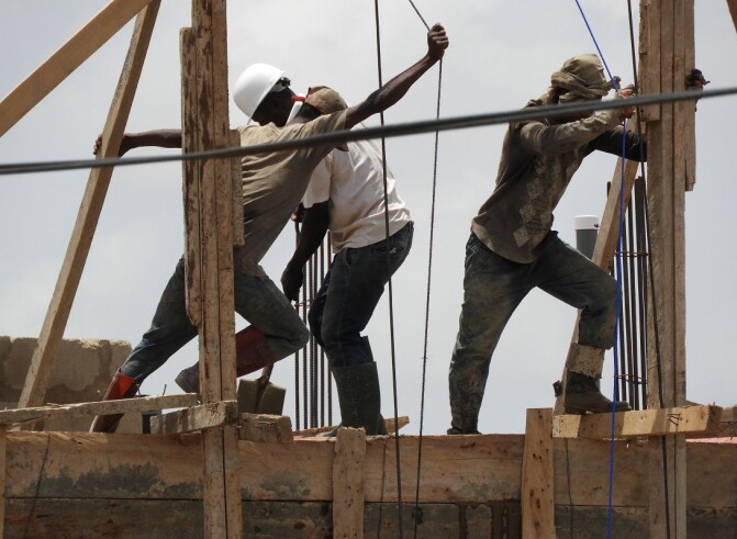 Ghana holder seg til EITI, men korrupsjon er fremdeles et problem i landet. Her arbeidere i Accra. (Foto: Shutterstock / NTB Scanpix) Ghana holder seg til EITI, men korrupsjon er fremdeles et problem i landet. Her arbeidere i Accra. (Foto: Shutterstock / NTB Scanpix)