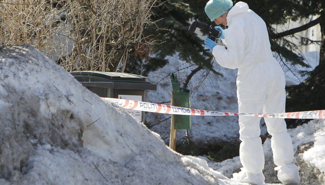Kriminalteknikere har blitt de nye heltene gjennom TV-serier som CSI. Her utforsker norsk politi et åsted i 2011. Kan forbrytere lure dem gjennom å plukke opp triks fra krimserier om hvordan man skjuler spor? (Foto: Håkon Mosvold Larsen/NTB Scanpix) Kriminalteknikere har blitt de nye heltene gjennom TV-serier som CSI. Her utforsker norsk politi et åsted i 2011. Kan forbrytere lure dem gjennom å plukke opp triks fra krimserier om hvordan man skjuler spor? (Foto: Håkon Mosvold Larsen/NTB Scanpix)