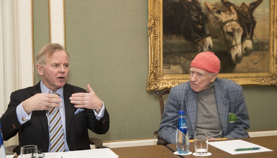 Ole Petter Ottersen, rektor ved Karolinska Institutet og professor i medisin, og styrets leder Olav Thon offentliggjør mottakerne av Olav Thon Stiftelsens priser. (Foto: Terje Bendiksby, NTB scanpix) Ole Petter Ottersen, rektor ved Karolinska Institutet og professor i medisin, og styrets leder Olav Thon offentliggjør mottakerne av Olav Thon Stiftelsens priser. (Foto: Terje Bendiksby, NTB scanpix)