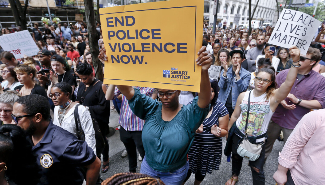 Protester i den amerikanske byen Pittsburgh etter at 17 år gamle, afroamerikanske Antwon Rose ble skutt av politiet 19. juni i år. Politiet dreper svarte mennesker oftere enn hvite, og drapene kan bli en belastning for langt flere enn de nærmeste pårørende. (Foto: Keith Srakocic/AP/NTB scanpix) Protester i den amerikanske byen Pittsburgh etter at 17 år gamle, afroamerikanske Antwon Rose ble skutt av politiet 19. juni i år. Politiet dreper svarte mennesker oftere enn hvite, og drapene kan bli en belastning for langt flere enn de nærmeste pårørende. (Foto: Keith Srakocic/AP/NTB scanpix)