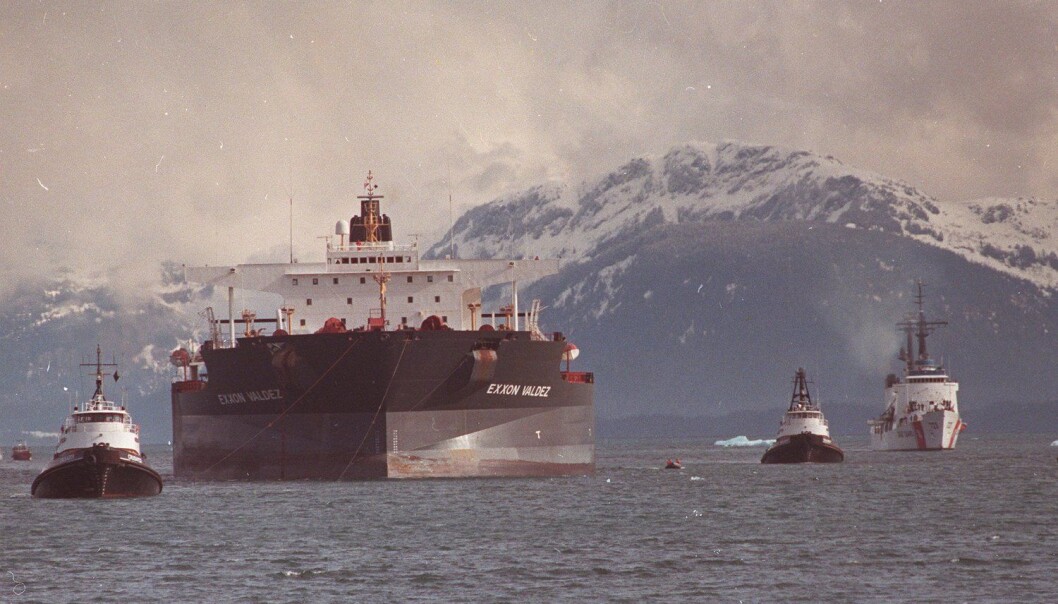 Etter at oljeskipet Exxon Valdez gikk på grunn i Alaska i 1989, ble økonomer bedt om å vurdere erstatningsgrunnlaget. I det norske klimasøksmålet ble økonomer kalt inn som eksperter. Men kan de gi et entydig svar? (Foto: APPhoto / NTB Scanpix) Etter at oljeskipet Exxon Valdez gikk på grunn i Alaska i 1989, ble økonomer bedt om å vurdere erstatningsgrunnlaget. I det norske klimasøksmålet ble økonomer kalt inn som eksperter. Men kan de gi et entydig svar? (Foto: APPhoto / NTB Scanpix)