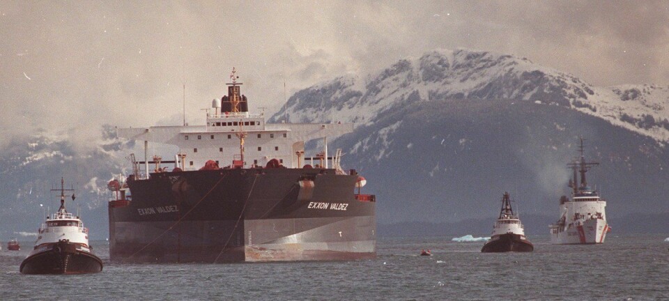 Etter at oljeskipet Exxon Valdez gikk på grunn i Alaska i 1989, ble økonomer bedt om å vurdere erstatningsgrunnlaget. I det norske klimasøksmålet ble økonomer kalt inn som eksperter. Men kan de gi et entydig svar? (Foto: APPhoto / NTB Scanpix)
