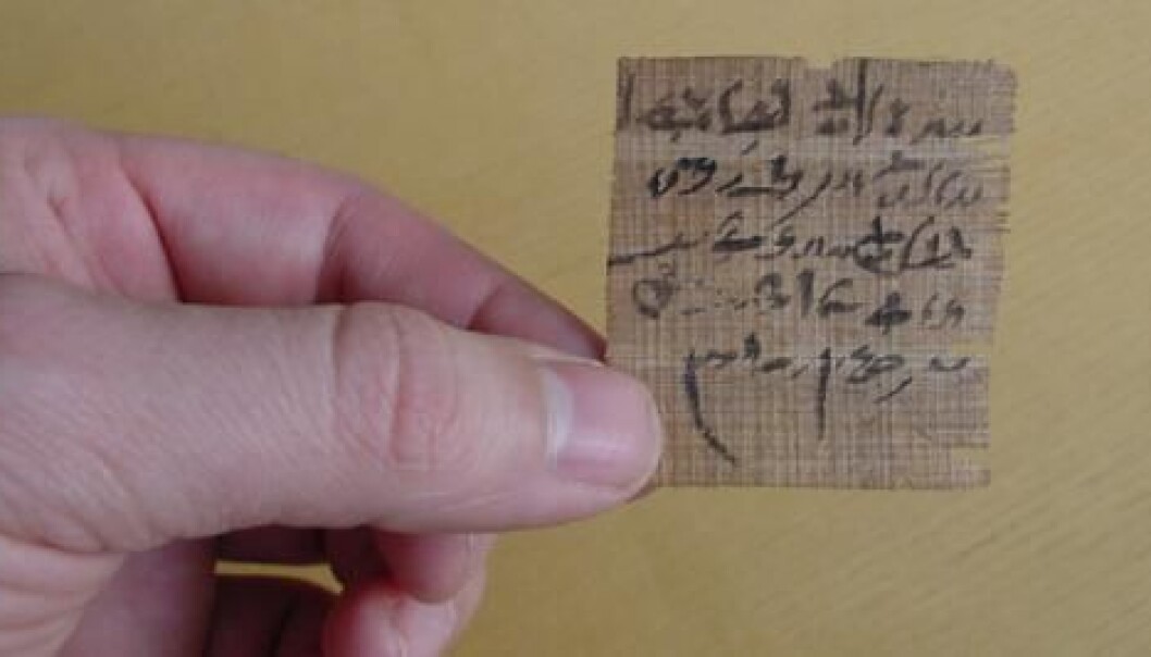 Denne lille lappen med papyrus er trolig en form for «orakelspørsmål». Framgangsmåten har vært at man har skrevet ned to utfall av en situasjon og bedt gudene om å peke på den som inneholdt svaret på spørsmålet. (Foto: The Papyrus Carlsberg Collection/Københavns Universitet) Denne lille lappen med papyrus er trolig en form for «orakelspørsmål». Framgangsmåten har vært at man har skrevet ned to utfall av en situasjon og bedt gudene om å peke på den som inneholdt svaret på spørsmålet. (Foto: The Papyrus Carlsberg Collection/Københavns Universitet)