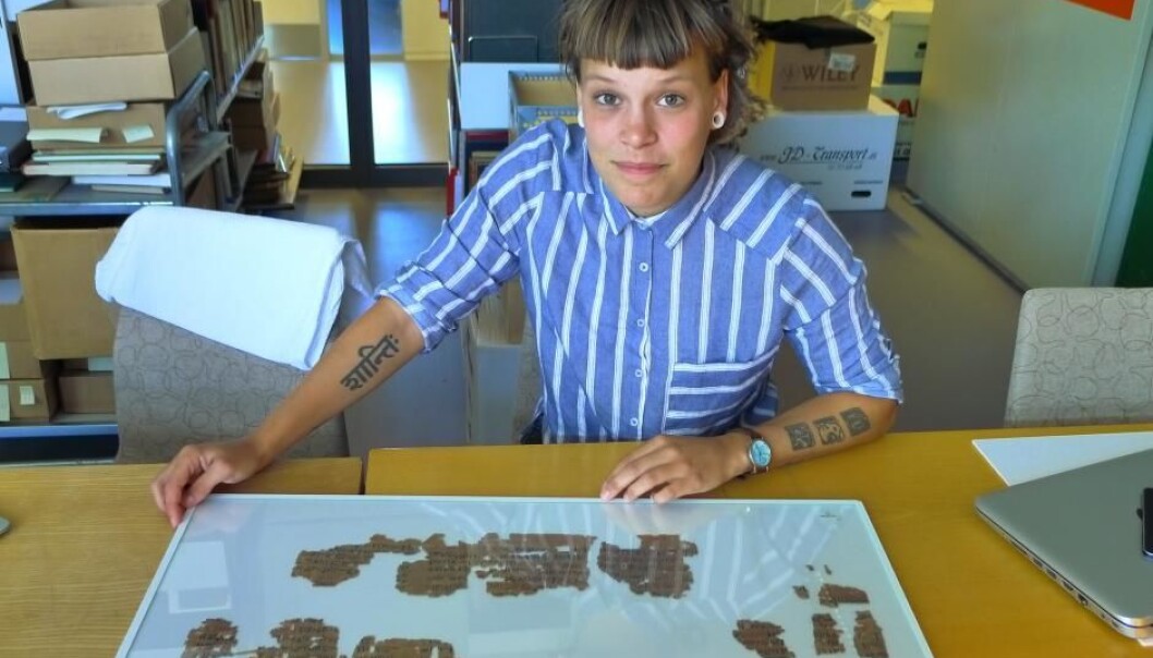 Sofie Schiødt foran sin medisinske papyrus ved Københavns Universitets papyruslesesal. (Foto: Mikkel Andreas Beck) Sofie Schiødt foran sin medisinske papyrus ved Københavns Universitets papyruslesesal. (Foto: Mikkel Andreas Beck)