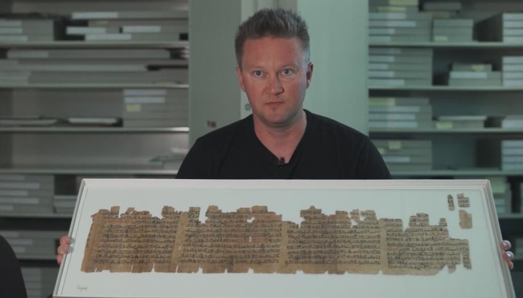 Fredrik Hagen med en av verdens eldste litterære tekster. Teksten stammer from omkring år 1500 f.Kr. (Foto: videnskab.dk) Fredrik Hagen med en av verdens eldste litterære tekster. Teksten stammer from omkring år 1500 f.Kr. (Foto: videnskab.dk)