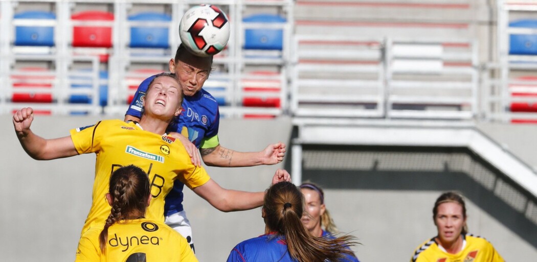 Er damers hjerner med sårbare for nikking? Eller generelt for hodeskader? Her: LSKs Emilie B. Haavi og VIF-kaptein Gunnhildur Y. Verdola i duell under NM-semifinalen i fjor. (Foto: Foto: Heiko Junge / NTB scanpix) Er damers hjerner med sårbare for nikking? Eller generelt for hodeskader? Her: LSKs Emilie B. Haavi og VIF-kaptein Gunnhildur Y. Verdola i duell under NM-semifinalen i fjor. (Foto: Foto: Heiko Junge / NTB scanpix)