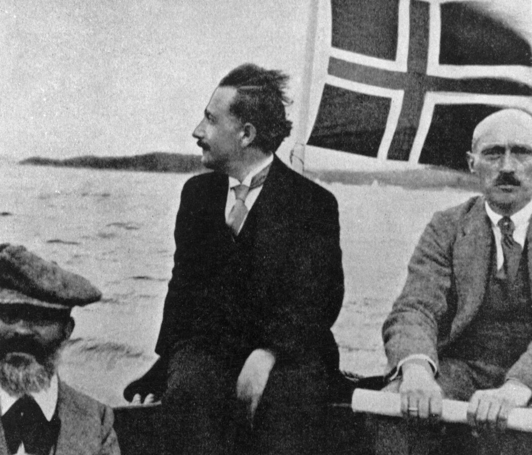 I 1920 holdt Albert Einstein gjesteforelesning for en fullsatt Aula i Oslo. Senere var han på en tur med Geologisk Museums motorbåt, her mellom professorene J.H.L. Vogt og Jacob Shetelig. (Foto: Halvor Rosendahl, Aftenposten, NTB Scanpix) I 1920 holdt Albert Einstein gjesteforelesning for en fullsatt Aula i Oslo. Senere var han på en tur med Geologisk Museums motorbåt, her mellom professorene J.H.L. Vogt og Jacob Shetelig. (Foto: Halvor Rosendahl, Aftenposten, NTB Scanpix)