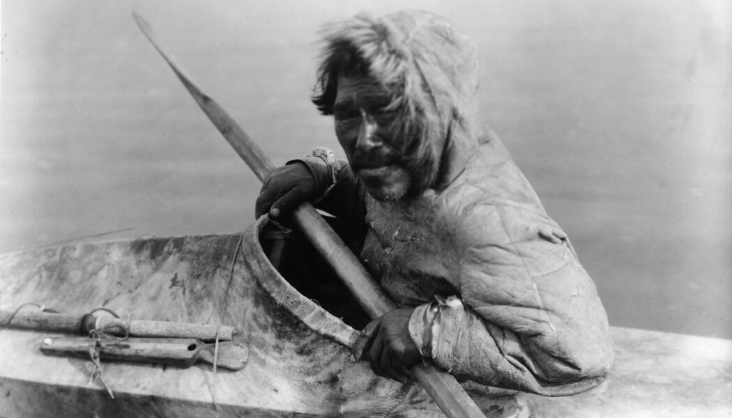 En inuit i Alaska, avbildet i 1929. Dette er moderne mennesker som har tilpasset seg et ekstremt miljø. (Bilde: Edward Curtis) En inuit i Alaska, avbildet i 1929. Dette er moderne mennesker som har tilpasset seg et ekstremt miljø. (Bilde: Edward Curtis)