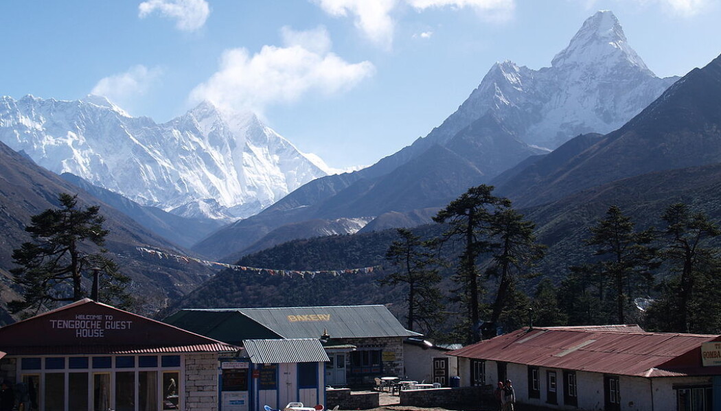 Landsbyen Tengboche i Nepal, mount everest er til venstre i bildet. Det ligger rett ved det Tibetanske platået, hvor det har bodd folk i flere titusenvis av år. Platået har en gjennomsnittelig høyde på 4500 meter. (Bilde: Shicks/CC BY 2.0) Landsbyen Tengboche i Nepal, mount everest er til venstre i bildet. Det ligger rett ved det Tibetanske platået, hvor det har bodd folk i flere titusenvis av år. Platået har en gjennomsnittelig høyde på 4500 meter. (Bilde: Shicks/CC BY 2.0)
