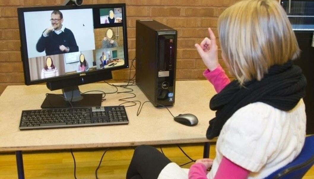 Det å peke er en viktig del av tegnspråket. Men hvordan gjør man det når undervisningen skjer på skjerm? (Foto: Statped) Det å peke er en viktig del av tegnspråket. Men hvordan gjør man det når undervisningen skjer på skjerm? (Foto: Statped)