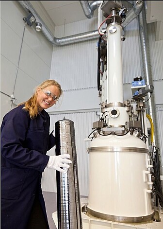 Solcelleforsker Birgit Ryningen i Sintef viser fram en monokrystall. (Foto: Sintef) Solcelleforsker Birgit Ryningen i Sintef viser fram en monokrystall. (Foto: Sintef)